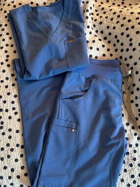 Figs Women’s Light Blue Scrub Set- Catarina Top/Kade Pants Size M